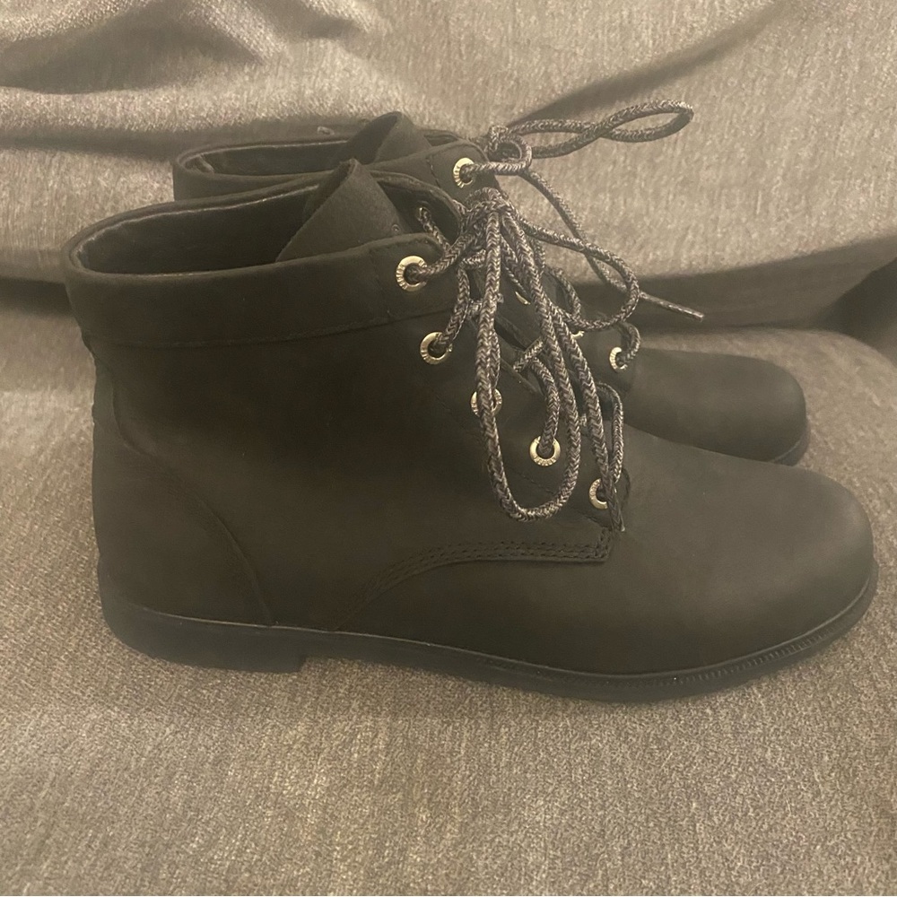 Kodiak Size 6 Black Lace-Up Boots
